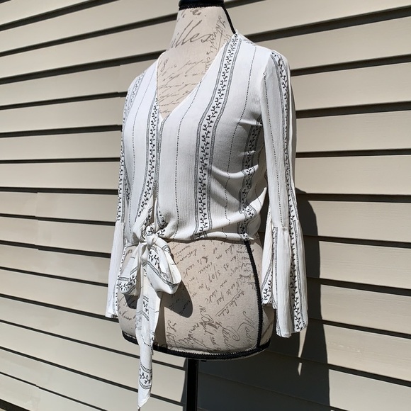 Amercan EAGLE OUTFITTERS Tie Front Top - Picture 4 of 14